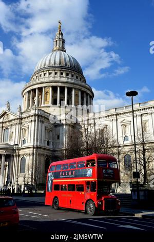 Cathédrale Saint-Paul/autobus de Londres Banque D'Images