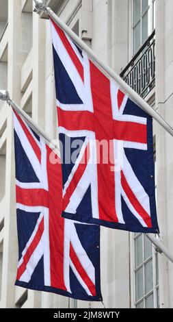 Drapeaux inclinés Union Jack Banque D'Images