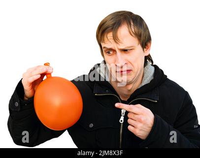 Un jeune homme insatisfait tient un ballon qui est noir Banque D'Images