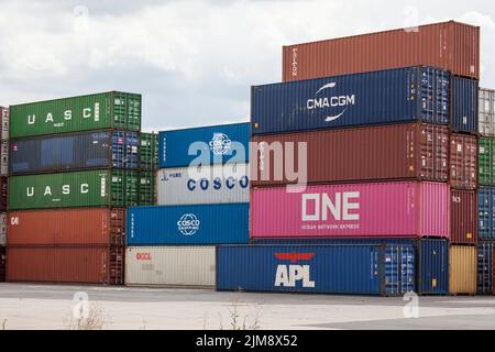 Le terminal des conteneurs du port du Rhin dans le quartier de Niehl, Cologne, Allemagne. Terminal de conteneurs im Niehler Hafen, Koeln, Allemagne. Banque D'Images