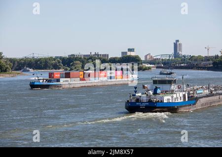 Navire-citerne et navire-conteneur sur le Rhin dans le district de Niehl, Cologne, Allemagne. Teckschiff und Containerschiff auf dem Rhein BEI Niehl, Banque D'Images