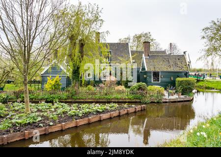 Zaanse Schans village hollandais typique près des moulins à vent. Banque D'Images