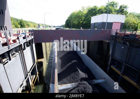 Le cargo Willi Raab chargé de charbon entre dans la chambre d'écluse sud, groupe d'écluses de Gelsenkirchen sur le canal Rhin-Herne, RHK, à Gelsenkirchen, 08/03/2022, © Banque D'Images