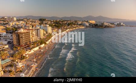 Vue aérienne de la ville de Kusadasi, Turquie. La grande station balnéaire est une destination touristique populaire en Turquie. Banque D'Images