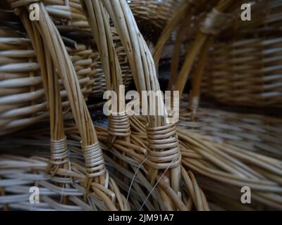 Artisanat traditionnel. Paniers tissés avec poignées tressées Banque D'Images