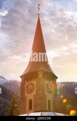 Zermatt, Suisse Tour de l'église St Maurice dans la célèbre station de ski suisse Banque D'Images