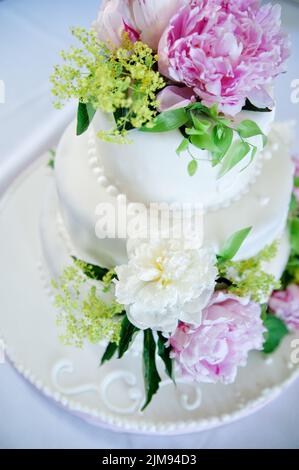 Gâteau de mariage blanc sur plusieurs niveaux Banque D'Images