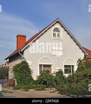 Belle maison de campagne grise avec verdure devant Banque D'Images