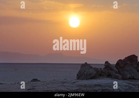 Lever du soleil à Chott El Jerid, désert lac de sel sec au Sahara Banque D'Images