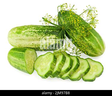 Concombres et tranches de légumes et de feuilles d'aneth encore la vie isolée sur fond blanc. Banque D'Images