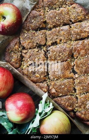 Gâteau sans gluten aux amandes, aux pommes et aux noix avec garniture au sirop doux et fait avec de la farine d'amande parfaite pour la Pâque, le Rosh Hashanah ou un dessert d'automne Banque D'Images