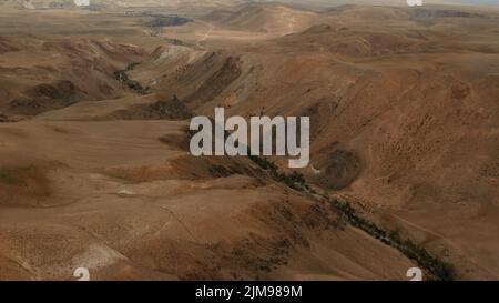 Vallée de Kyzyl-Chin avec montagnes rouges également appelée vallée de Mars en Altaï, Sibérie, Russie. Magnifique paysage de nature d'été pendant la journée. Antenne Banque D'Images