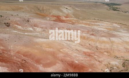 Vallée de Kyzyl-Chin avec montagnes rouges également appelée vallée de Mars en Altaï, Sibérie, Russie. Magnifique paysage de nature d'été pendant la journée. Antenne Banque D'Images