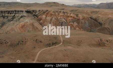 Vallée de Kyzyl-Chin avec montagnes rouges également appelée vallée de Mars en Altaï, Sibérie, Russie. Magnifique paysage de nature d'été pendant la journée. Antenne Banque D'Images