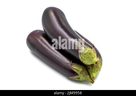 Aubergine mûre. Aubergines fraîches isolées sur fond blanc. Nourriture biologique. Gros plan Banque D'Images