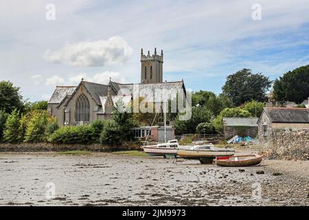 Avec des pièces datant du 14th siècle, l'église historique St Andrew à Bere Ferrers se trouve sur les rives de la rivière Tavy. Vue depuis le quai avec Banque D'Images