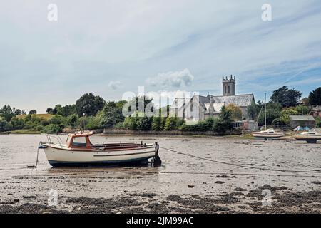 L'église anglicane de St Andrew, sur les rives de la rivière Tavy, vue depuis le quai de Bere Ferrers. La marée est basse avec des bateaux à quai reposant sur Banque D'Images