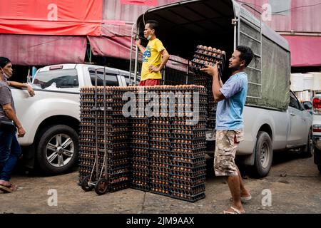 Bangkok, Thaïlande. 05th août 2022. Les vendeurs d'œufs trient et vendent leurs produits sur le marché humide de Khlong Toey à Bangkok. La vie quotidienne autour du marché de Khlong Toey Wet à Bangkok. Alors que le tourisme continue de croître avec l'arrivée de 3 millions de touristes internationaux cette année, le taux d'inflation de détail de la Thaïlande a augmenté de 7,66% depuis un an, ce qui l'a porté à un niveau élevé de 14 ans et a conduit à des spéculations selon lesquelles la banque centrale augmentera le taux d'intérêt en août 2022. Crédit : SOPA Images Limited/Alamy Live News Banque D'Images