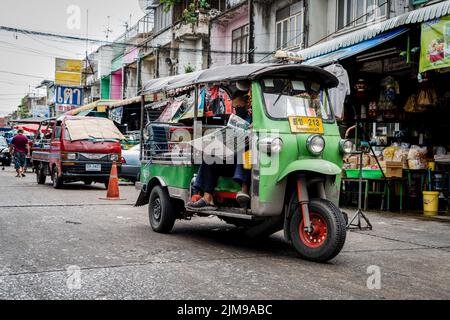 Bangkok, Thaïlande. 05th août 2022. Un chauffeur de Tuk Tuk lit un journal en attendant les clients du marché humide de Khlong Toey à Bangkok. La vie quotidienne autour du marché de Khlong Toey Wet à Bangkok. Alors que le tourisme continue de croître avec l'arrivée de 3 millions de touristes internationaux cette année, le taux d'inflation de détail de la Thaïlande a augmenté de 7,66% depuis un an, ce qui l'a porté à un niveau élevé de 14 ans et a conduit à des spéculations selon lesquelles la banque centrale augmentera le taux d'intérêt en août 2022. Crédit : SOPA Images Limited/Alamy Live News Banque D'Images