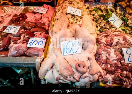 Bangkok, Thaïlande. 05th août 2022. Un visage de porc est vu en vente sur le marché humide de Khlong Toey à Bangkok. La vie quotidienne autour du marché de Khlong Toey Wet à Bangkok. Alors que le tourisme continue de croître avec l'arrivée de 3 millions de touristes internationaux cette année, le taux d'inflation de détail de la Thaïlande a augmenté de 7,66% depuis un an, ce qui l'a porté à un niveau élevé de 14 ans et a conduit à des spéculations selon lesquelles la banque centrale augmentera le taux d'intérêt en août 2022. Crédit : SOPA Images Limited/Alamy Live News Banque D'Images