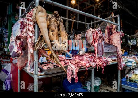 Bangkok, Thaïlande. 05th août 2022. Un boucher de rue hache la viande Khlong Toey marché humide à Bangkok. La vie quotidienne autour du marché de Khlong Toey Wet à Bangkok. Alors que le tourisme continue de croître avec l'arrivée de 3 millions de touristes internationaux cette année, le taux d'inflation de détail de la Thaïlande a augmenté de 7,66% depuis un an, ce qui l'a porté à un niveau élevé de 14 ans et a conduit à des spéculations selon lesquelles la banque centrale augmentera le taux d'intérêt en août 2022. Crédit : SOPA Images Limited/Alamy Live News Banque D'Images