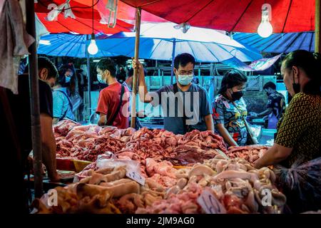 Bangkok, Thaïlande. 05th août 2022. Un acheteur sélectionne la viande à vendre sur le marché humide de Khlong Toey à Bangkok. La vie quotidienne autour du marché de Khlong Toey Wet à Bangkok. Alors que le tourisme continue de croître avec l'arrivée de 3 millions de touristes internationaux cette année, le taux d'inflation de détail de la Thaïlande a augmenté de 7,66% depuis un an, ce qui l'a porté à un niveau élevé de 14 ans et a conduit à des spéculations selon lesquelles la banque centrale augmentera le taux d'intérêt en août 2022. Crédit : SOPA Images Limited/Alamy Live News Banque D'Images