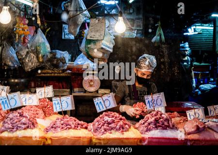 Bangkok, Thaïlande. 05th août 2022. Un vendeur trie la viande lors de fortes pluies sur le marché humide de Khlong Toey à Bangkok. La vie quotidienne autour du marché de Khlong Toey Wet à Bangkok. Alors que le tourisme continue de croître avec l'arrivée de 3 millions de touristes internationaux cette année, le taux d'inflation de détail de la Thaïlande a augmenté de 7,66% depuis un an, ce qui l'a porté à un niveau élevé de 14 ans et a conduit à des spéculations selon lesquelles la banque centrale augmentera le taux d'intérêt en août 2022. Crédit : SOPA Images Limited/Alamy Live News Banque D'Images