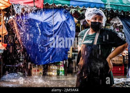 Bangkok, Thaïlande. 05th août 2022. Un vendeur prend une pause lors de fortes pluies au marché humide de Khlong Toey à Bangkok. La vie quotidienne autour du marché de Khlong Toey Wet à Bangkok. Alors que le tourisme continue de croître avec l'arrivée de 3 millions de touristes internationaux cette année, le taux d'inflation de détail de la Thaïlande a augmenté de 7,66% depuis un an, ce qui l'a porté à un niveau élevé de 14 ans et a conduit à des spéculations selon lesquelles la banque centrale augmentera le taux d'intérêt en août 2022. Crédit : SOPA Images Limited/Alamy Live News Banque D'Images