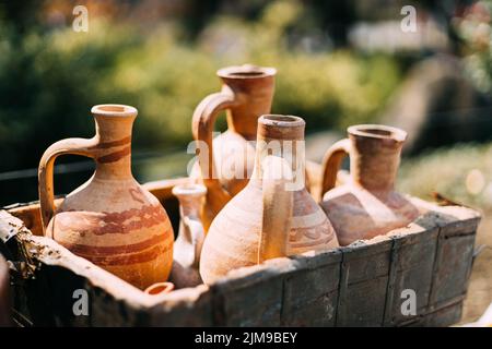 Ensemble de cruches à vin traditionnelles géorgiennes en argile. Carafes en argile orientales faites à la main pour le vin. Bateau traditionnel géorgien pour le vin Banque D'Images