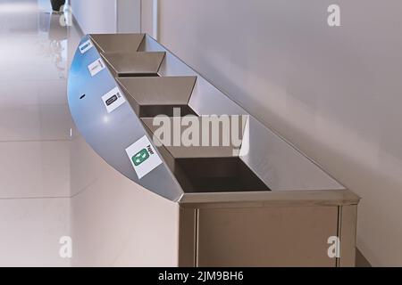 Bac à litière moderne en acier avec sections pour trier les ordures dans les lieux publics à l'intérieur, personne Banque D'Images