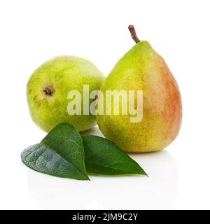 Poires et feuilles vertes isolées sur fond blanc. Banque D'Images