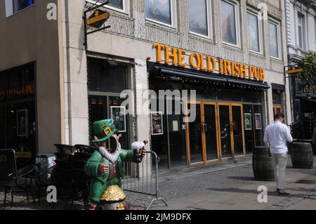 Copenhague /Danemark/05 août 2022/touristes Prenez des photos dans l'ancien pub irlandais de vesterbrogade, dans la capitale danoise de Copenhague. (Photo..Francis Joseph Dean/Dean Pictures. Banque D'Images