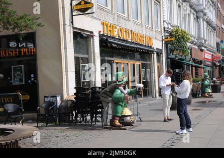 Copenhague /Danemark/05 août 2022/touristes Prenez des photos dans l'ancien pub irlandais de vesterbrogade, dans la capitale danoise de Copenhague. (Photo..Francis Joseph Dean/Dean Pictures. Banque D'Images