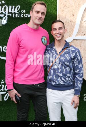 LOS ANGELES, CALIFORNIE, ÉTATS-UNIS - AOÛT 04 : Jussi-Pekka Kajaala et Adam Rippon, patineur américain et ami, arrivent à la première de Los Angeles de la saison 1 « A League of Own » d'Amazon Prime Video, qui s'est tenue au stade Easton de l'Université de Californie à Los Angeles (UCLA) sur 4 août 2022 à Los Angeles, Californie, États-Unis. (Photo de Xavier Collin/image Press Agency) Banque D'Images