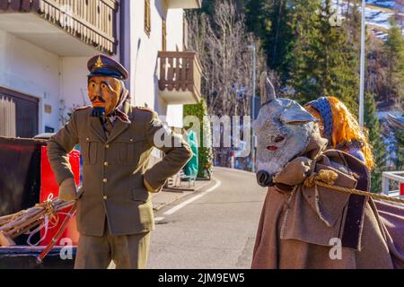 Valfloriana, Italie - 26 février 2022 : participant au Carnaval réadoptant des événements locaux, dans le carnaval de Valfloriana, Trentin, Italie du Nord Banque D'Images