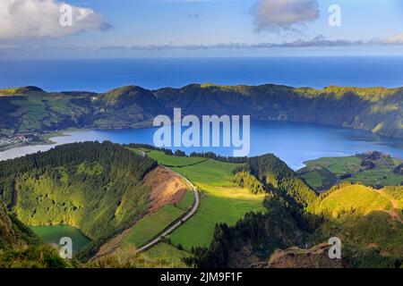 Lagoa de Santiago et Lagoa Azul sur l'île de San Miguel Banque D'Images