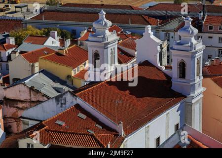 Igreja de Santo Estevao à Lisbonne et les toits de maisons Banque D'Images