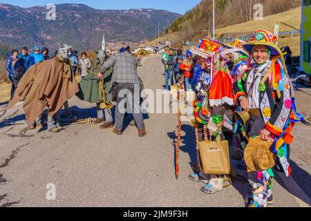 Valfloriana, Italie - 26 février 2022 : participant au Carnaval réadoptant des événements locaux, dans le carnaval de Valfloriana, Trentin, Italie du Nord Banque D'Images