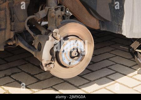 Concept de réparation de voiture. Les techniciens fixent la roue. Équilibrage des roues ou réparation et remplacement du pneu automatique. Banque D'Images