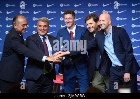 Nouvelle signature de Robert Lewanoski lors de sa conférence de presse en tant que nouveau joueur du FC Barcelone à Auditori 1899 à Barcelone, Espagne. Banque D'Images