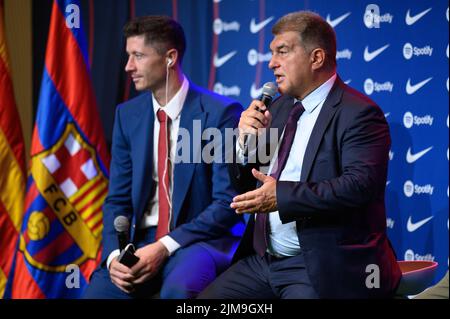 Nouvelle signature de Robert Lewanoski lors de sa conférence de presse en tant que nouveau joueur du FC Barcelone à Auditori 1899 à Barcelone, Espagne. Banque D'Images