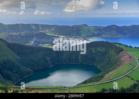 Lagoa de Santiago et Lagoa Azul sur l'île de San Miguel Banque D'Images