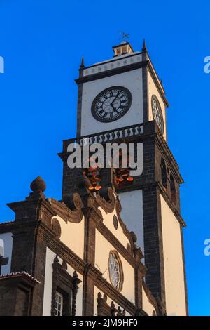 Tour de l'église de Sao Sebastiao avec horloge à Ponta Delgada, île de Sao Miguel Banque D'Images