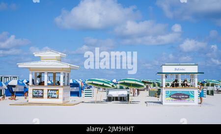 Miami Beach Florida Mai 2022 Plage colorée avec parasols et cabanes de plage. Banque D'Images