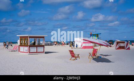 Miami Beach Florida Mai 2022 Plage colorée avec parasols et cabanes de plage. Banque D'Images