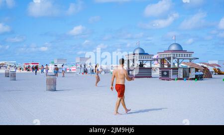 Miami Beach Florida Mai 2022 Plage colorée avec parasols et cabanes de plage. Banque D'Images