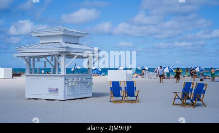 Miami Beach Florida Mai 2022 Plage colorée avec parasols et cabanes de plage. Banque D'Images