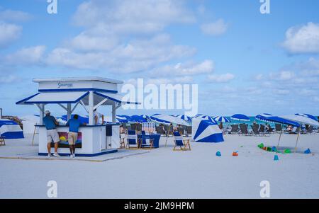 Miami Beach Florida Mai 2022 Plage colorée avec parasols et cabanes de plage. Banque D'Images