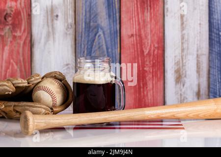 Bière sombre et baseball avec des planches de bois décolorées peintes dans les couleurs nationales des États-Unis Banque D'Images