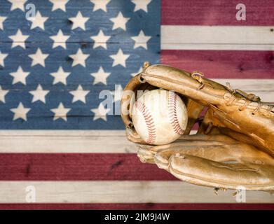 mitt et ballon de base-ball aux couleurs altérées avec des tableaux décolorés peints dans les couleurs du drapeau américain Banque D'Images